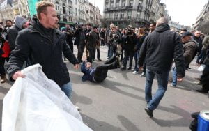 bruxelles l-hommage-aux-victimes-perturbe-par-des-hooligans-une-dizaine-d-interpellations-photos
